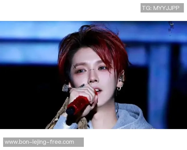 鹿晗亲临上海足球赛现场助阵球迷热情高涨引发热议